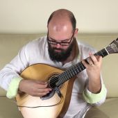 Ricardo J. Martins, con su guitarra portuguesa