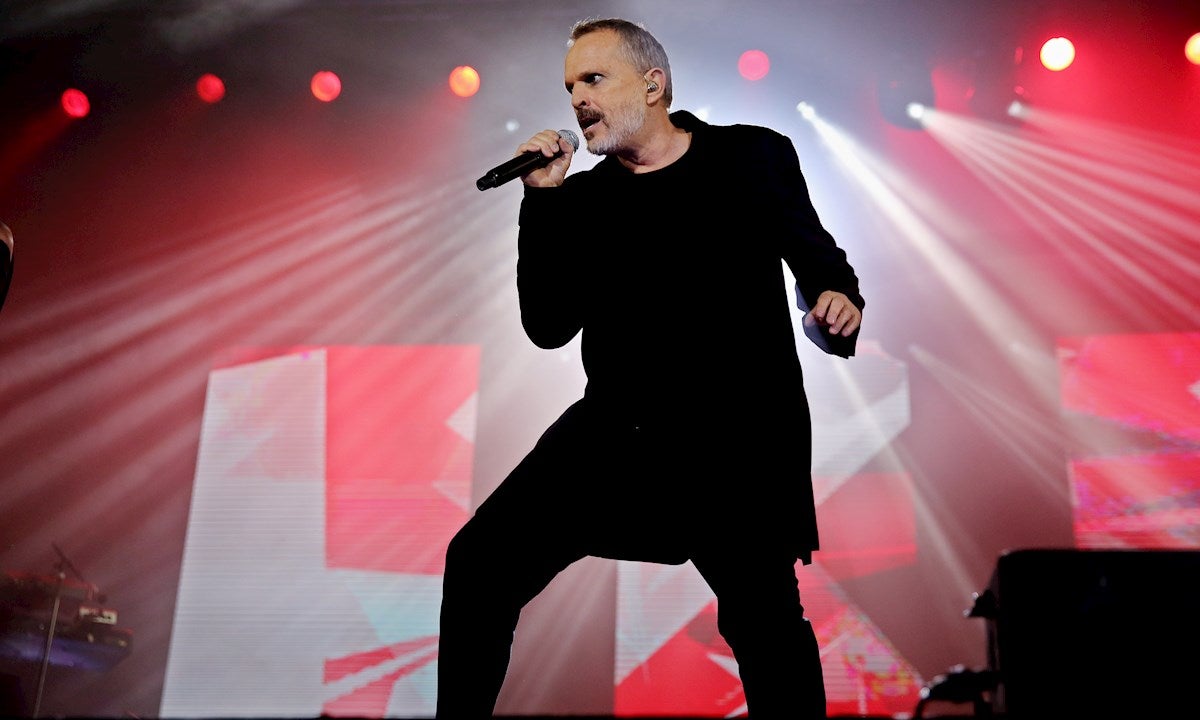 Miguel Bosé, grabado haciendo la compra con mascarilla pese a criticar su uso Miguel Bosé, grabado haciendo la compra con mascarilla pese a criticar su uso