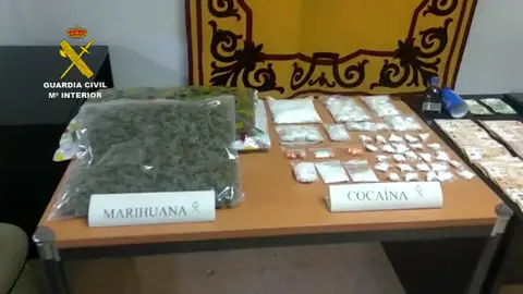Marihuana y cocaína incautada por los agentes en la operación Marihuana y cocaína incautada por los agentes en la operación