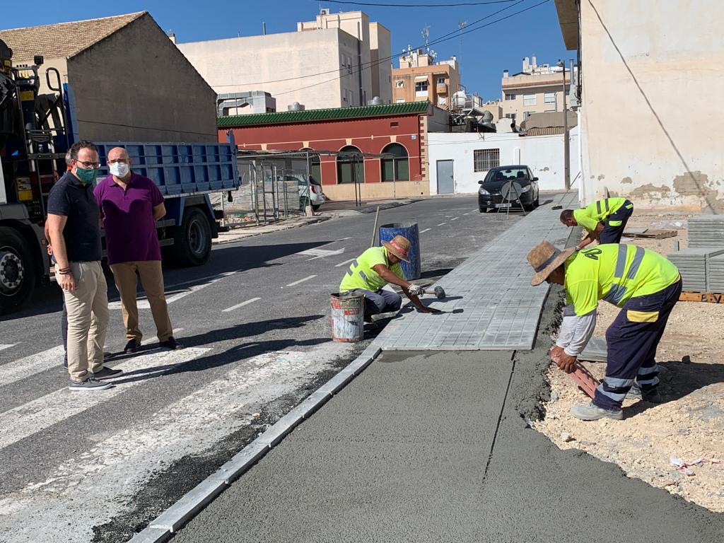 La renovación de las aceras en las pedanías ilicitanas costará un millón de euros La renovación de las aceras en las pedanías ilicitanas costará un millón de euros