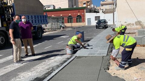 El concejal de Modernizaci&oacute;n del Espacio P&uacute;blico, H&eacute;ctor D&iacute;ez, y el de Pedan&iacute;as, Vicente Alberola, han visitado el inicio de las obras de renovaci&oacute;n y mantenimiento de aceras en las pedan&iacute;as. El Ayuntamiento de Elche va a invertir un mill&oacute;n de euros en la renovaci&oacute;n de aceras de todas aquellas pedan&iacute;as que cuentan con n&uacute;cleo urbano.