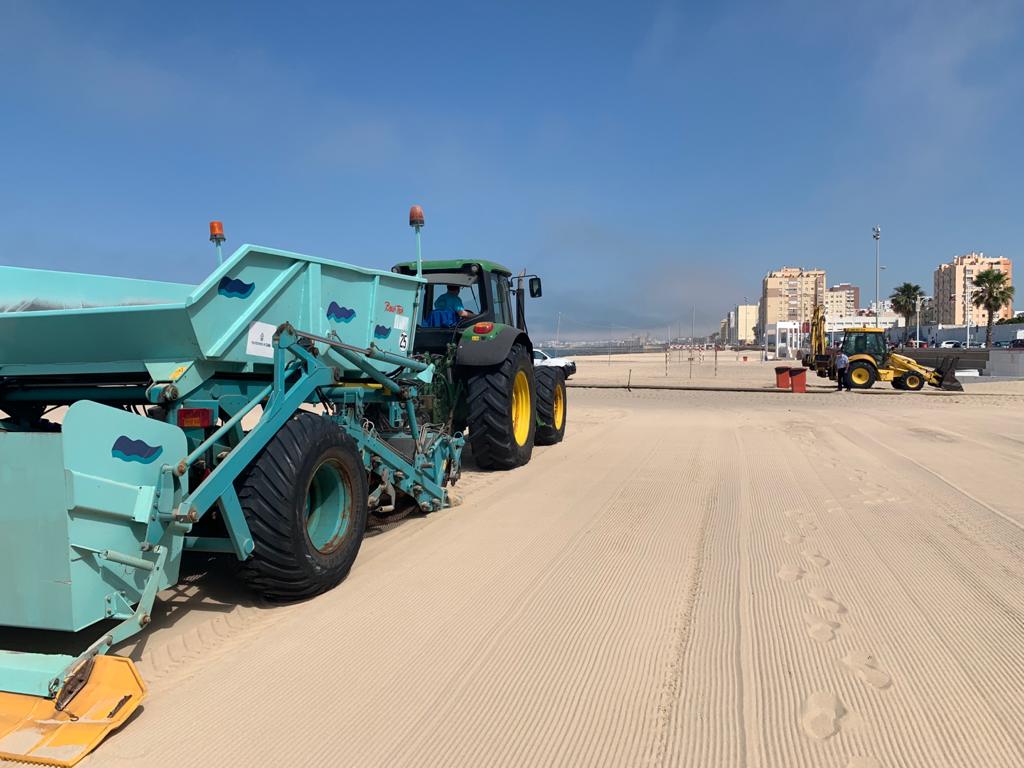 'Cádiz 2000' mejora las condiciones laborales de las limpiadoras de los módulos de playa con un complemento salarial 'Cádiz 2000' mejora las condiciones laborales de las limpiadoras de los módulos de playa con un complemento salarial