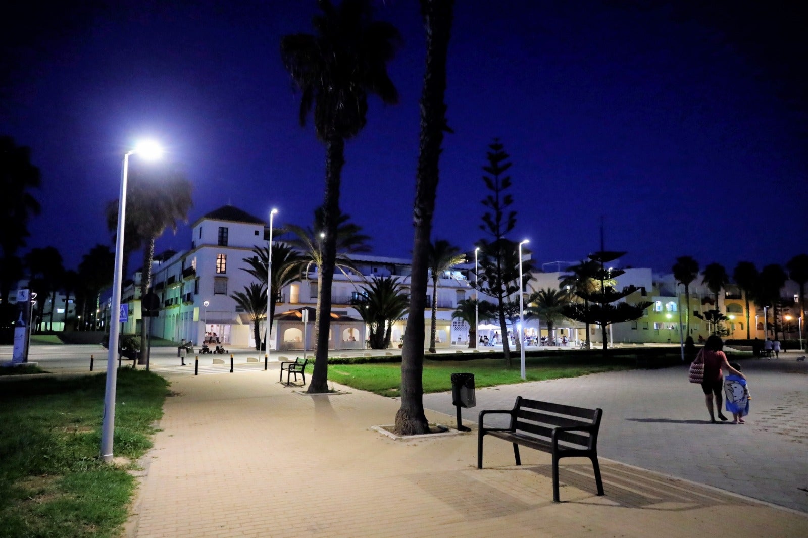 Finalizan las obras de la segunda fase de sustitución integral del alumbrado del Paseo Litoral de Costa Ballena Finalizan las obras de la segunda fase de sustitución integral del alumbrado del Paseo Litoral de Costa Ballena