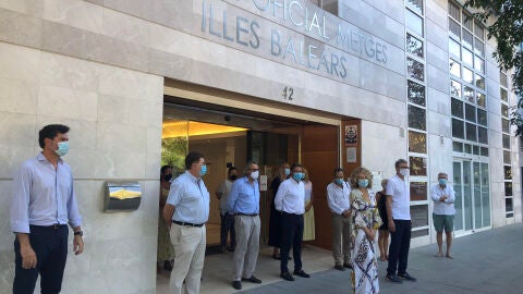 Minuto de silencio al primer m&eacute;dico fallecido en Baleares