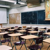 Imagen de archivo de un aula escolar con pupitres individuales. Imagen de archivo de un aula escolar con pupitres individuales.