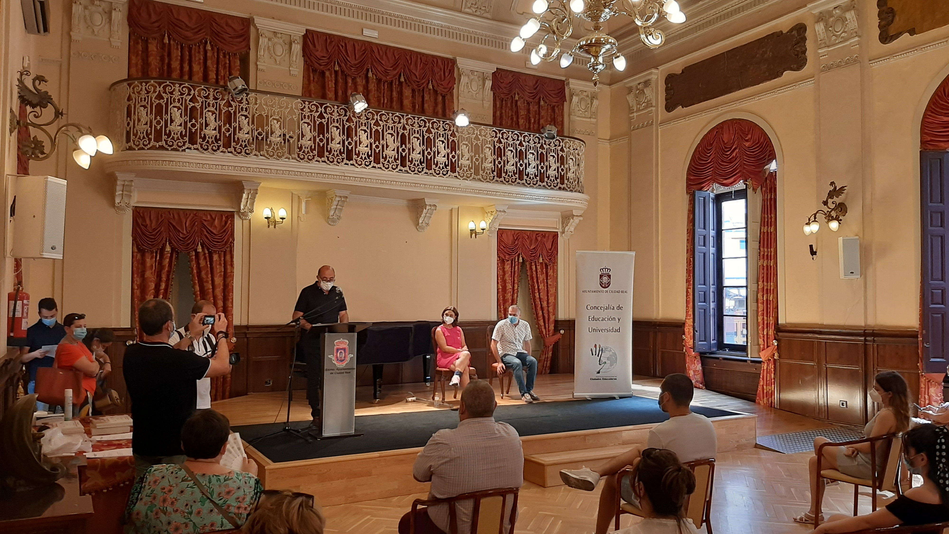 La alcaldesa de Ciudad Real entrega los premios del certamen literario 'Tiempos para escribir' La alcaldesa de Ciudad Real entrega los premios del certamen literario 'Tiempos para escribir'