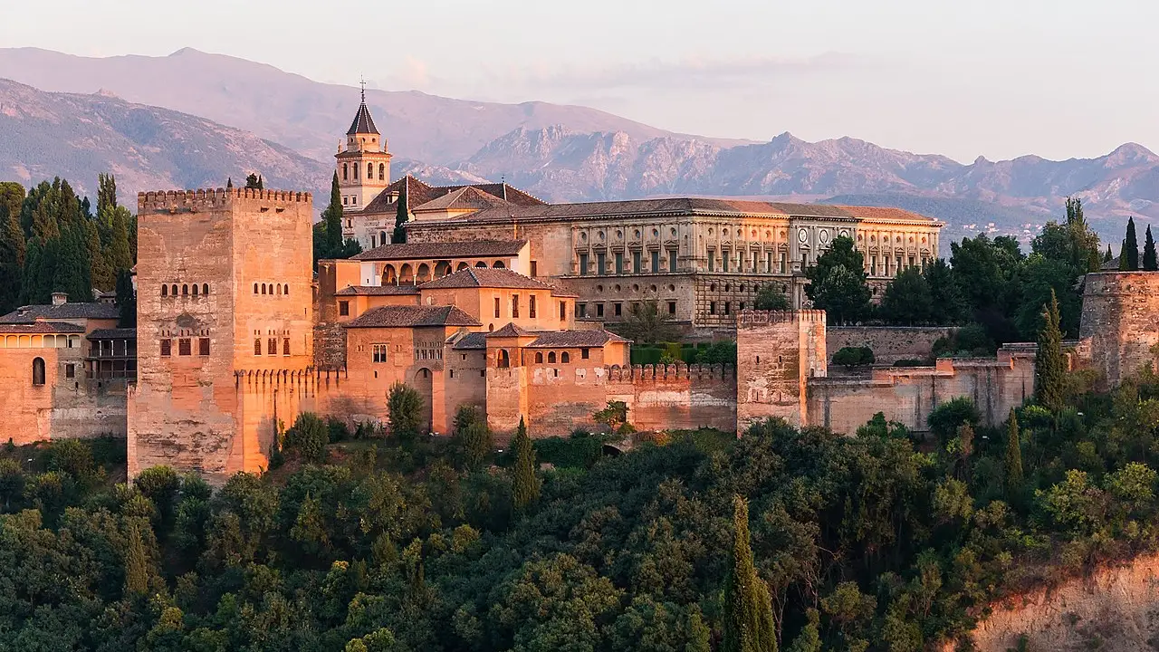 Amanecer en el Palacio de Carlos V en La Alhambra, Granada Amanecer en el Palacio de Carlos V en La Alhambra, Granada