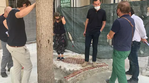 El alcalde de Elche, Carlos González, comprueba que el nuevo pavimento de la Plaça de Baix cumple con la normativa de seguridad. El nuevo pavimento de la Plaça de Baix cumple con la normativa de seguridad