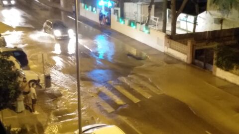 La avería inundó la avenida de Los Pescadores La avería inundó la avenida de Los Pescadores