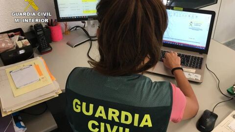 La Guardia Civil ha detenido a tres personas por ser las presuntas autoras de un delito continuado de estafa (mediante phising bancario) y otro de pertenencia a grupo criminal. 