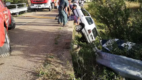 La Guardia Civil auxilia a los ocupantes de un vehículo que tuvo una salida de vía y quedó suspendido en un puente Sucesos
