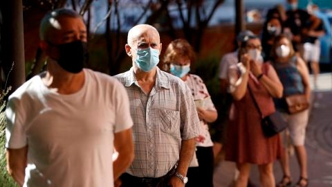 Varias personas esperan su turno para hacerse una PCR en el Centro de Salud de Los &Aacute;ngeles, en el distrito de Villaverde, este mi&eacute;rcoles.