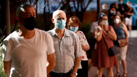 Varias personas esperan su turno para hacerse una PCR en el Centro de Salud de Los Ángeles, en el distrito de Villaverde, este miércoles. Varias personas esperan su turno para hacerse una PCR en el Centro de Salud de Los Ángeles, en el distrito de Villaverde, este miércoles.