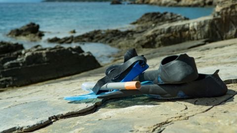 Aletas y tubo de buceo