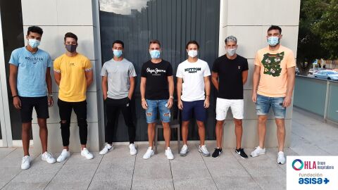 Varios jugadores, esta ma&ntilde;ana, en la puerta de la cl&iacute;nica.