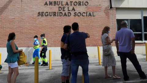 Varias personas hacen cola ante el Centro de Especialidades de Orcasitas para someterse a una prueba PCR en el madrile&ntilde;o distrito de Usera. 