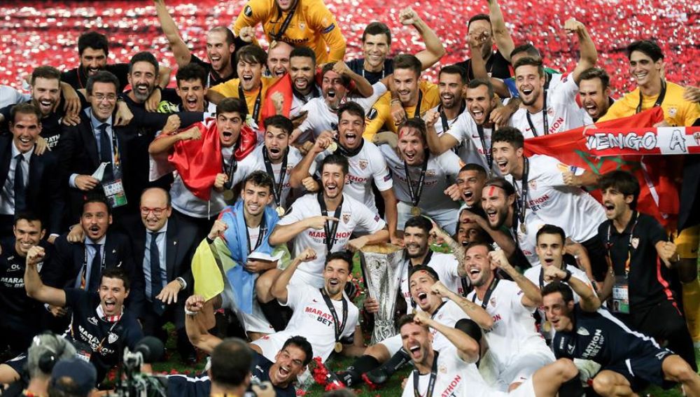 Los jugadores del Sevilla celebran la Europa League ganada en Colonia. 