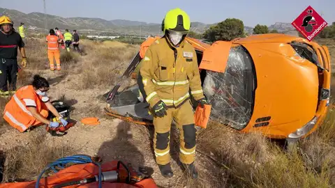 Un herido grave y cuatro leves en un accidente entre Sax y Salinas. BOMBEROS