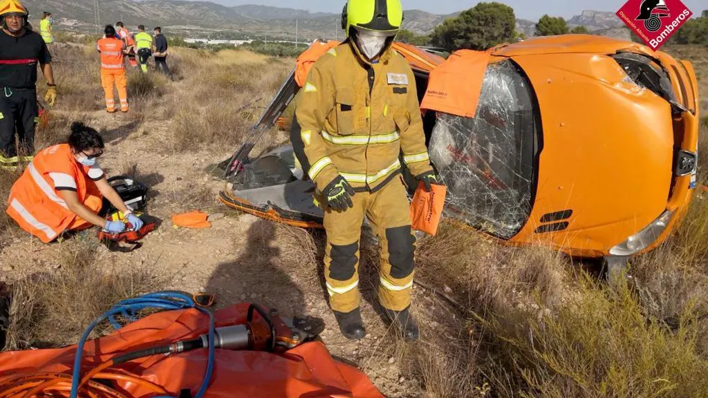 Un herido grave y cuatro leves en un accidente entre Sax y Salinas. BOMBEROS