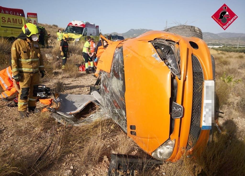 Cuatro heridos tras salirse de la vía y volcar el coche en el que viajaban Cuatro heridos tras salirse de la vía y volcar el coche en el que viajaban