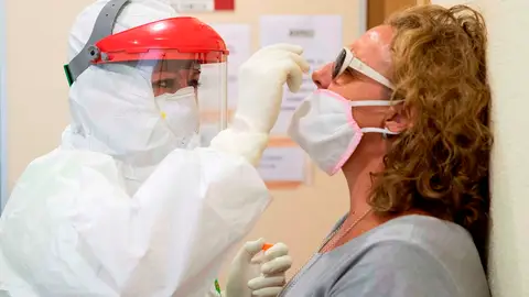 Una enfermera del 061 hace una prueba PCR a una mujer Una enfermera del 061 hace una prueba PCR a una mujer