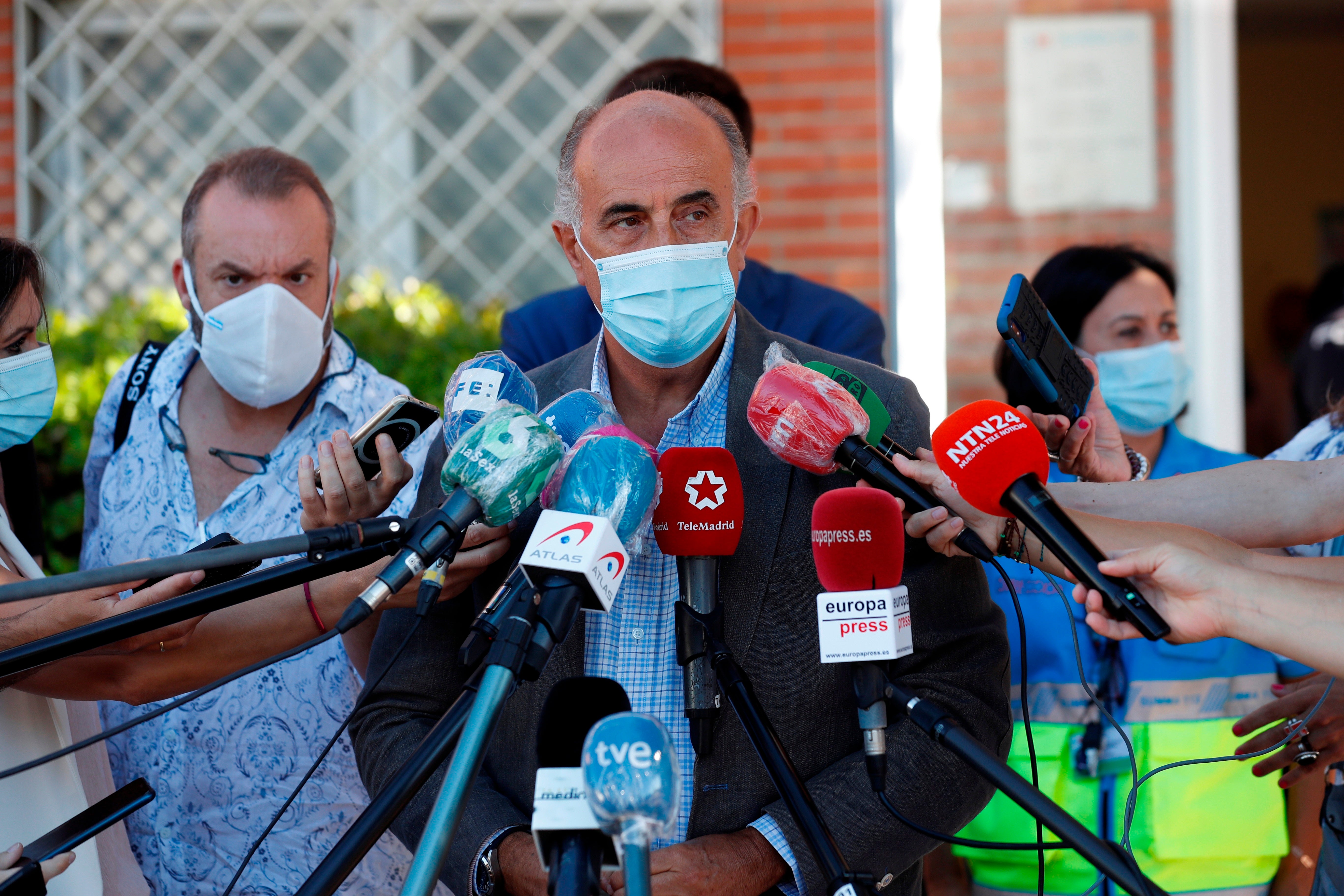 Zapatero advierte de que el número de positivos y de contactos que se saltan la cuarentena aumenta "cada semana" Zapatero advierte de que el número de positivos y de contactos que se saltan la cuarentena aumenta "cada semana"