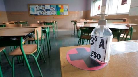 Gel hidroalcoh&oacute;lico en un aula 