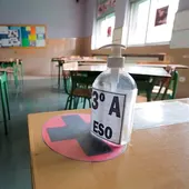 Gel hidroalcohólico en un aula Gel hidroalcohólico en un aula