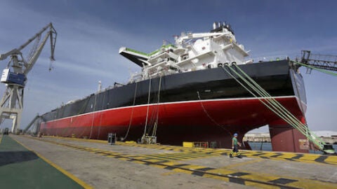 Un barco en el astillero de Puerto Real