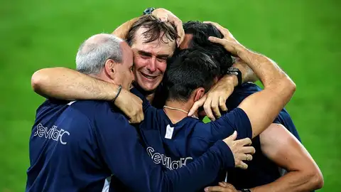 Julen Lopetegui, abrazado a su cuerpo técnico del Sevilla. Julen Lopetegui, abrazado a su cuerpo técnico del Sevilla.