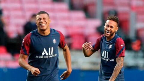 Mbapp&eacute; bromea con Neymar