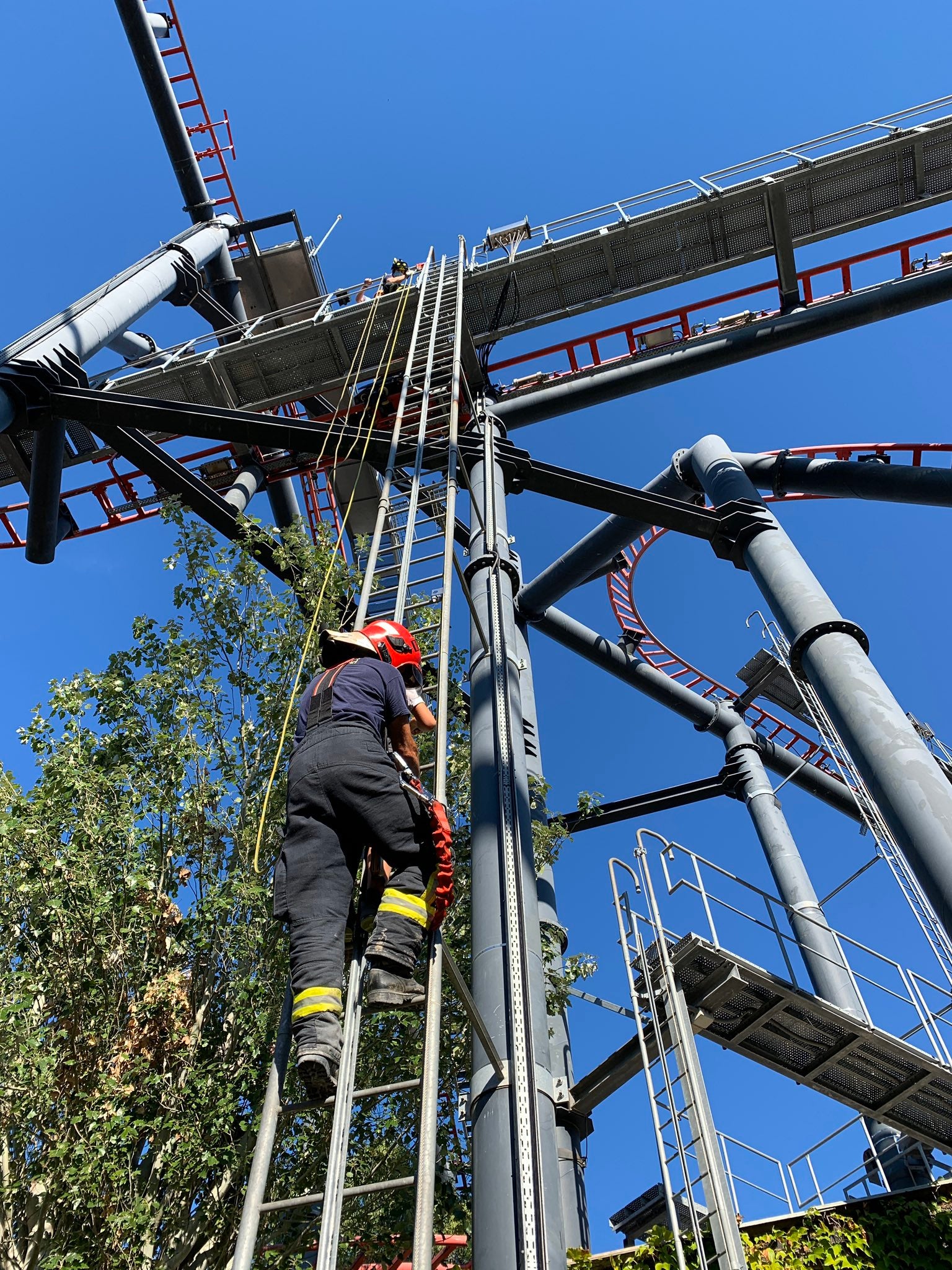 Cuatro dotaciones de bomberos han tenido que rescatar a diez personas en el Parque de Atracciones de Madrid Cuatro dotaciones de bomberos han tenido que rescatar a diez personas en el Parque de Atracciones de Madrid