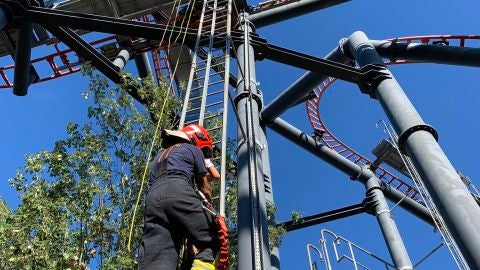 Cuatro dotaciones de bomberos rescatan a diez personas de la atracci&oacute;n La Tar&aacute;ntula del parque de atracciones de Madrid