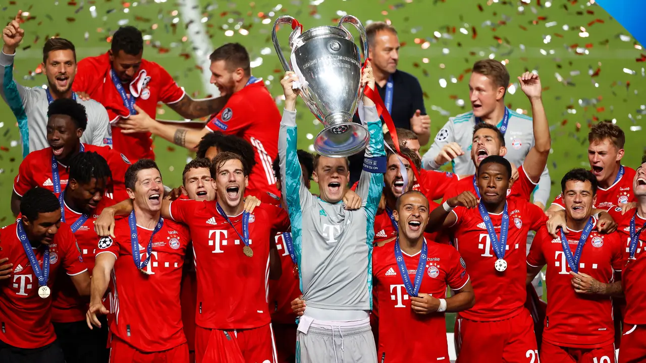 Manuel Neuer levanta la Champions ante el Bayern Manuel Neuer levanta la Champions ante el Bayern