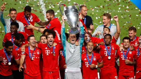 Manuel Neuer levanta la Champions ante el Bayern Manuel Neuer levanta la Champions ante el Bayern