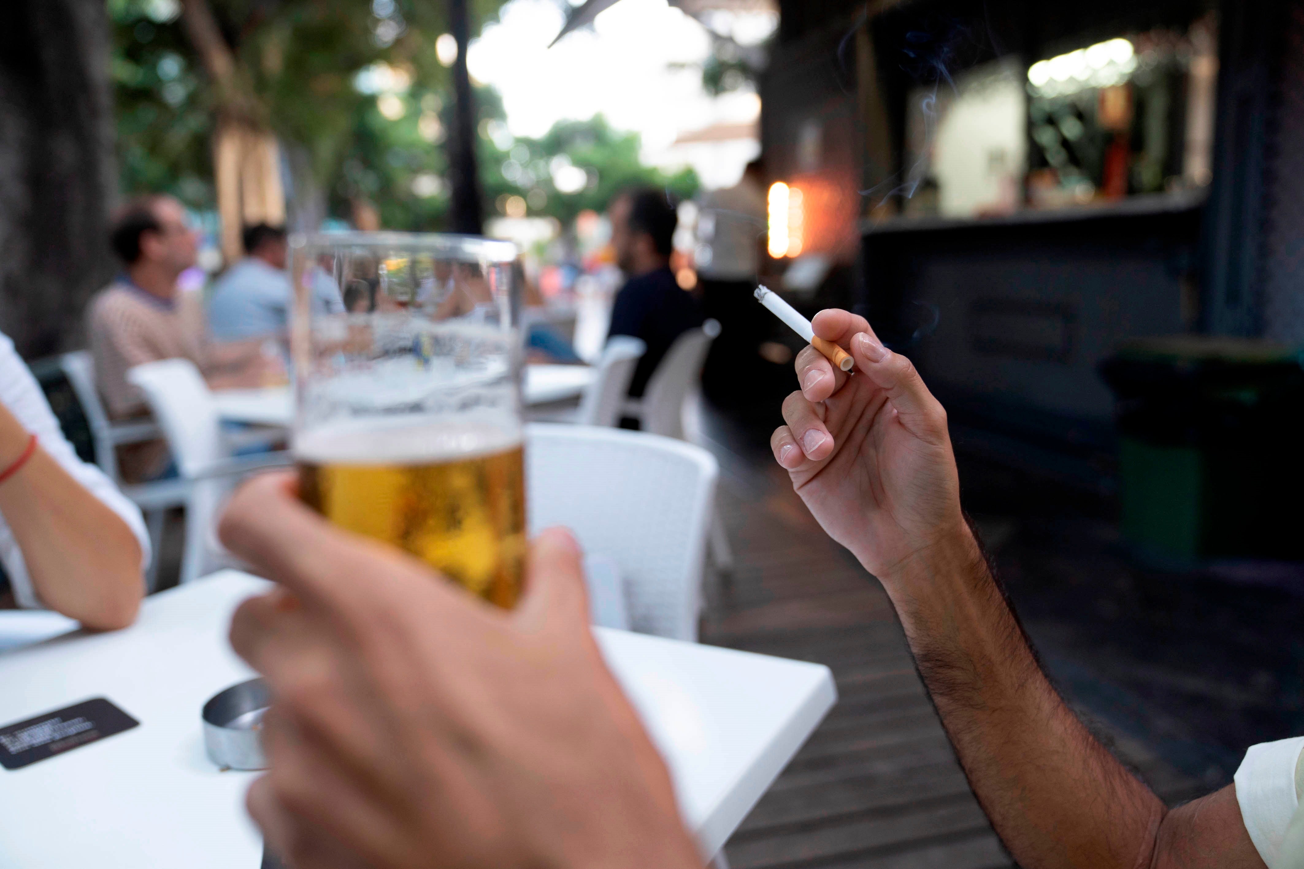 Siete de cada diez españoles prohibiría fumar en las terrazas Siete de cada diez españoles prohibiría fumar en las terrazas
