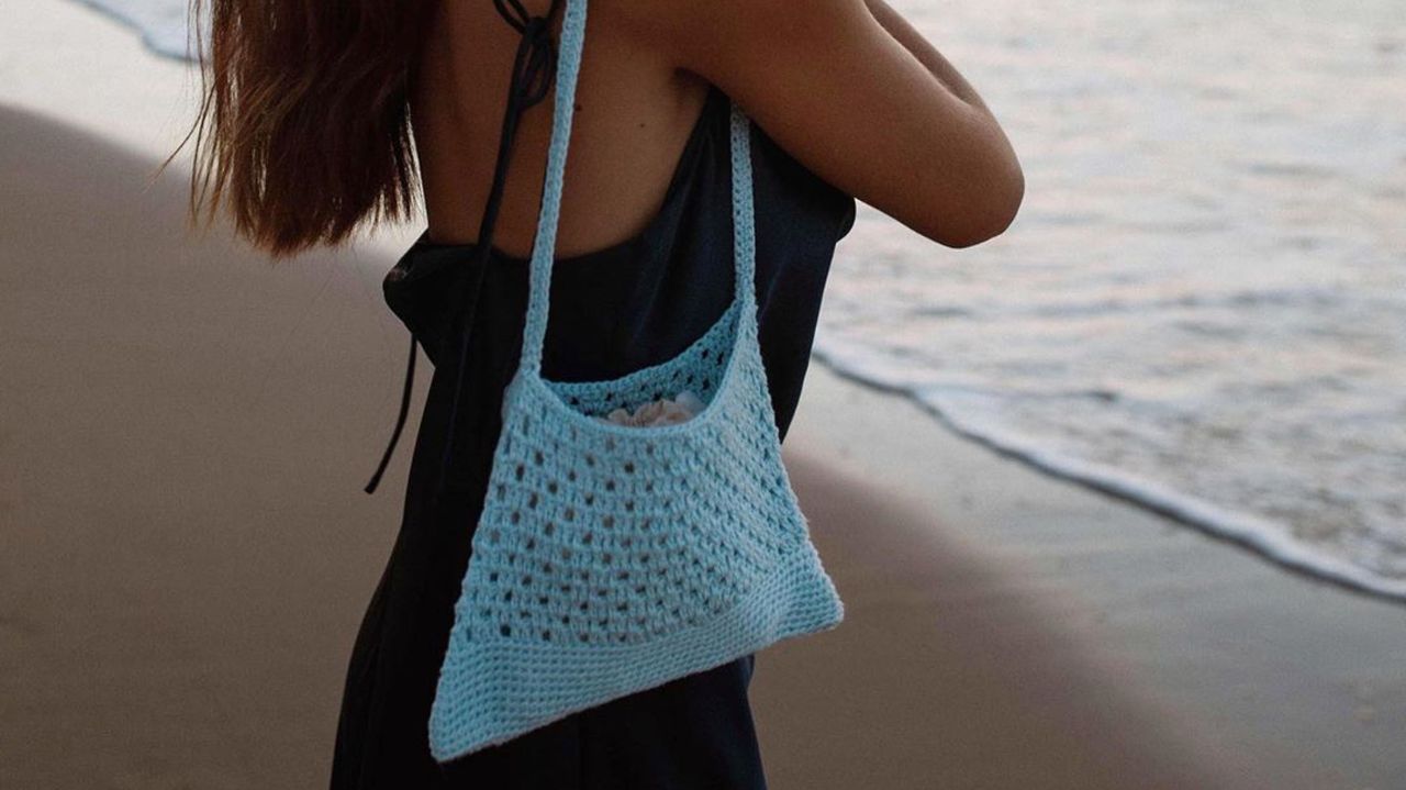 Bolsos de ganchillo y sombreros como lienzos Bolsos de ganchillo y sombreros como lienzos