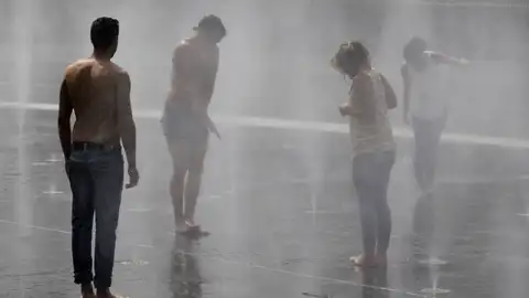 Varias personas se refrescan en una fuente de Madrid Río debido a las altas temperaturas del verano de 2015. / EFE/Javier Lizón Varias personas se refrescan en una fuente de Madrid Río debido a las altas temperaturas del verano de 2015. / EFE/Javier Lizón