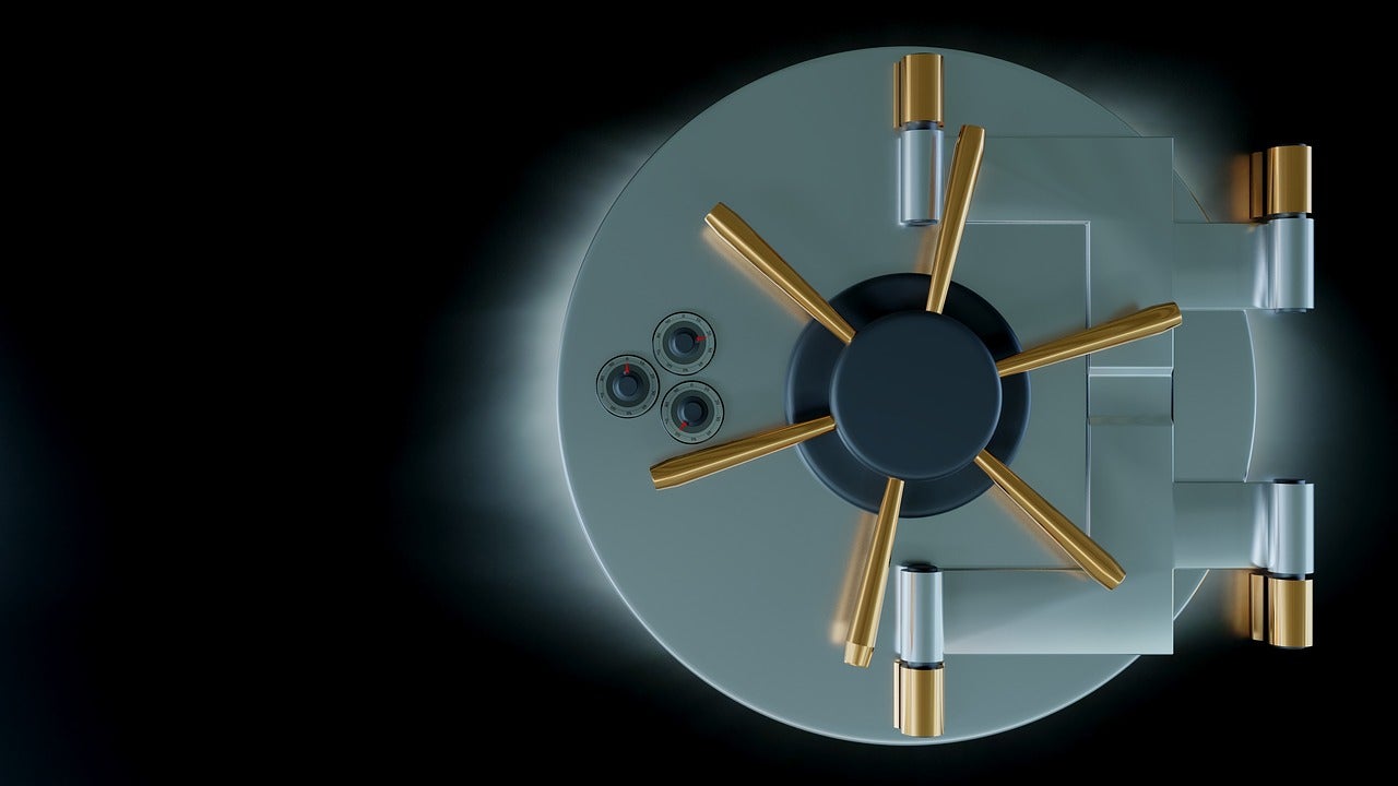 Encuentra una caja fuerte abandonada en su granja con un mensaje: "Si puedes abrirla obtendrás lo que hay dentro" Encuentra una caja fuerte abandonada en su granja con un mensaje: "Si puedes abrirla obtendrás lo que hay dentro"