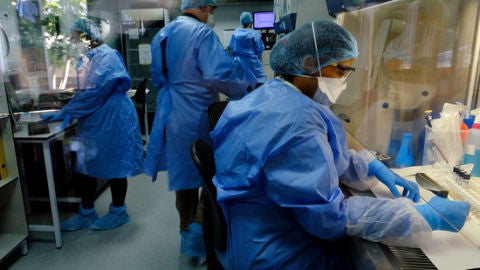 Investigadors que estudien una vacuna