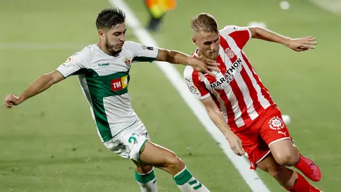 Samu Saiz, del Girona FC, lucha con Óscar Gil, del Elche CF. Samu Saiz, del Girona FC, lucha con Óscar Gil, del Elche C.F.