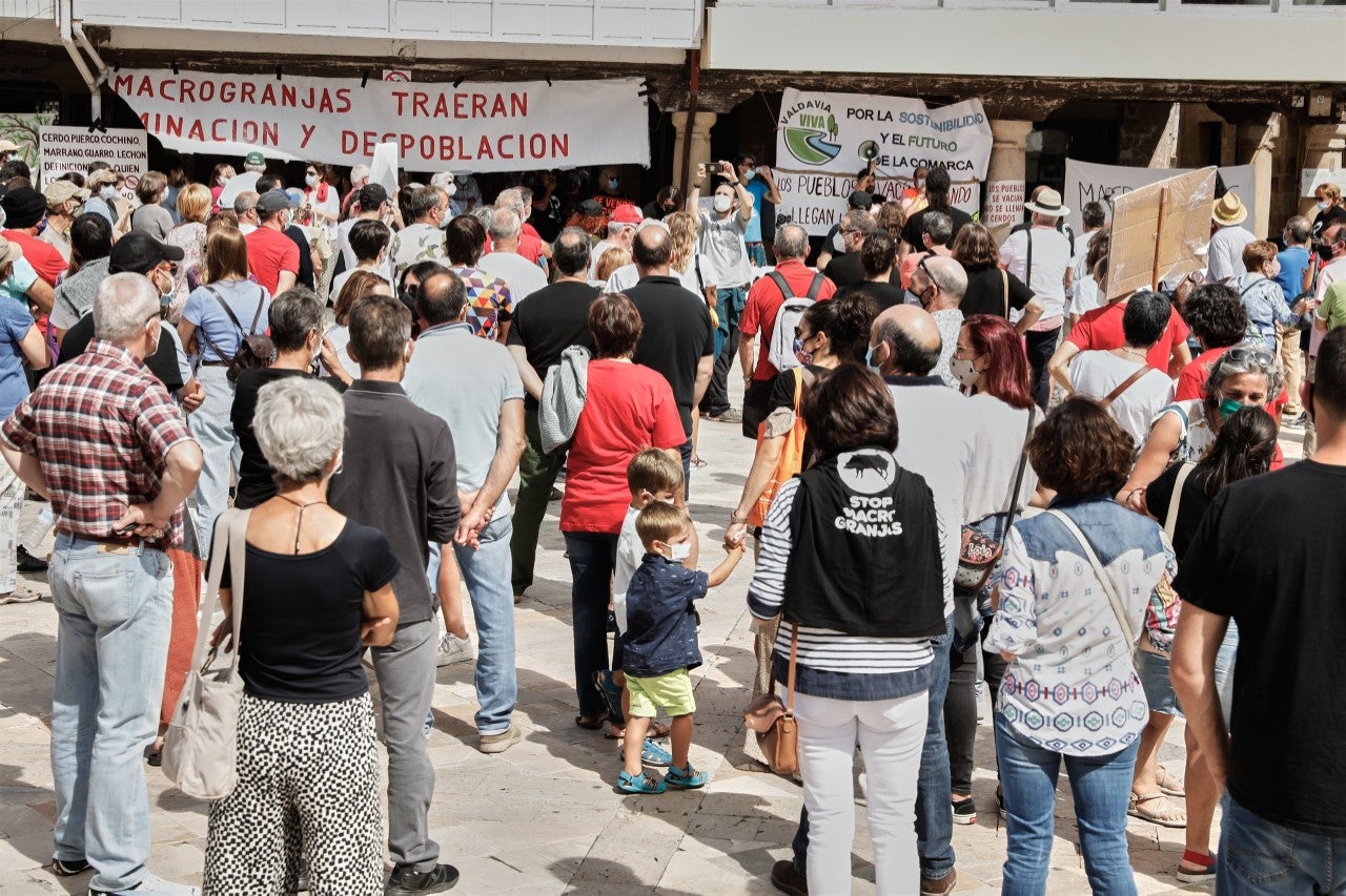 800 personas acuden a la concentración de la Plataforma Pisoraca y Comarcas Vivas en Aguilar de Campoo 800 personas acuden a la concentración de la Plataforma Pisoraca y Comarcas Vivas en Aguilar de Campoo