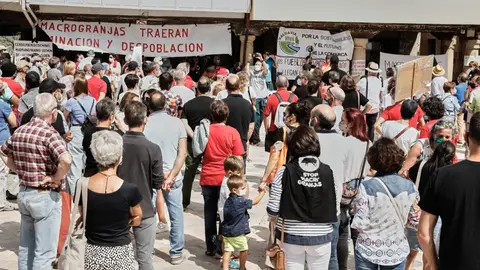 800 personas acuden a la concentración de la Plataforma Pisoraca y Comarcas Vivas en Aguilar de Campoo Granjas porcinas