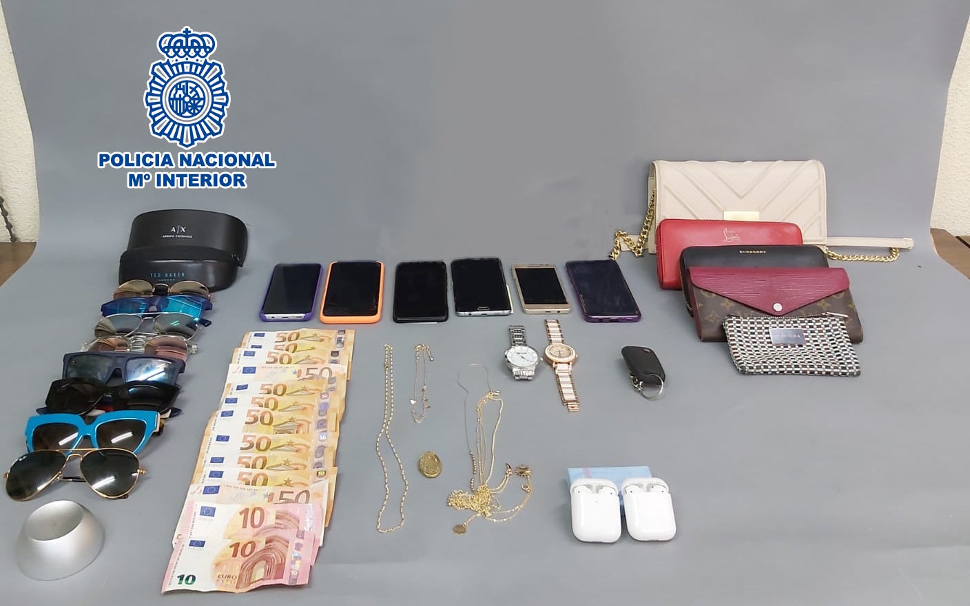 La Policia Nacional detiene en Benidorm a un grupo criminal presuntamente dedicado a robar al descuido La Policia Nacional detiene en Benidorm a un grupo criminal presuntamente dedicado a robar al descuido