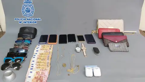 Objetos y dinero en efectivo incautados por la Policía Nacional. Los detenidos se desplazaba rápidamente por diferentes localidades de la provincia para evitar levantar sospechas