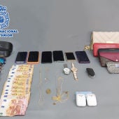 Objetos y dinero en efectivo incautados por la Policía Nacional.