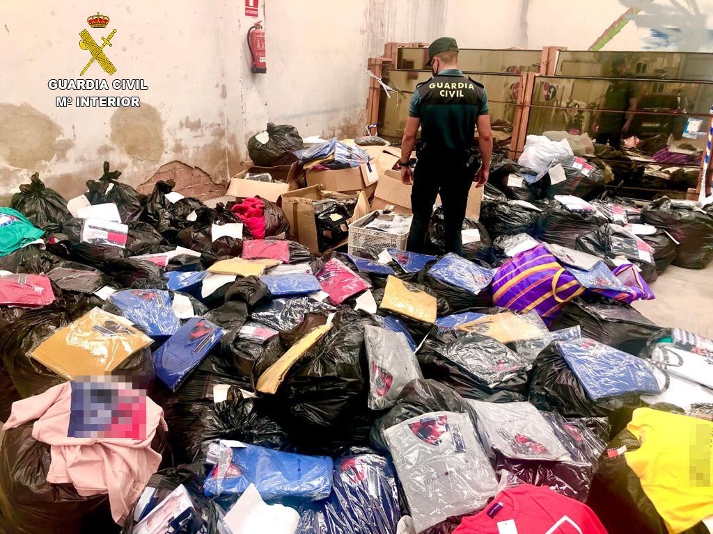 La Guardia civil interviene en Oropesa 7.500 prendas falsificadas La Guardia civil interviene en Oropesa 7.500 prendas falsificadas