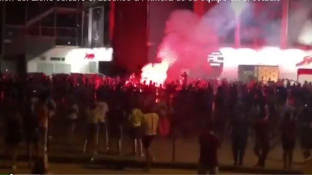 Centenares de aficionados esperaron al Elche a su llegada al estadio Martínez Valero. ELCHE CF