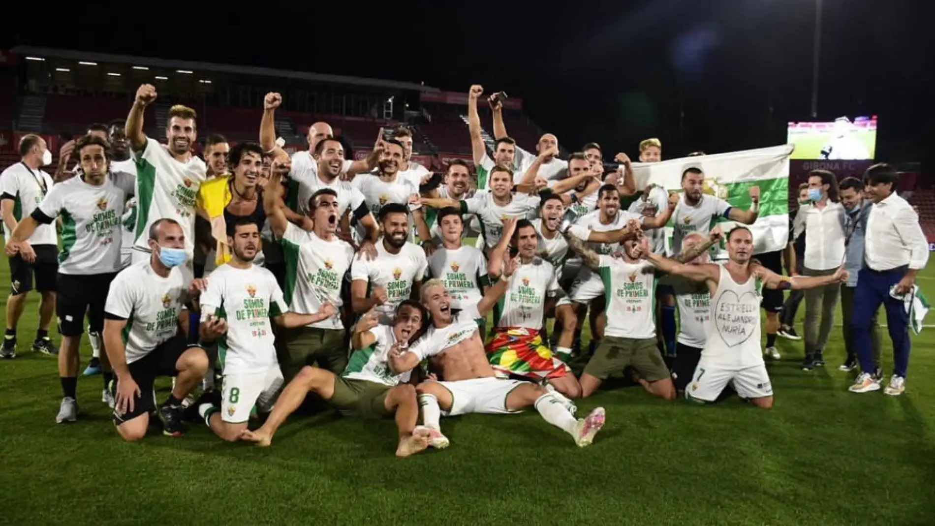 La plantilla del Elche CF celebra su último ascenso a Primera División sobre el césped de Montilivi