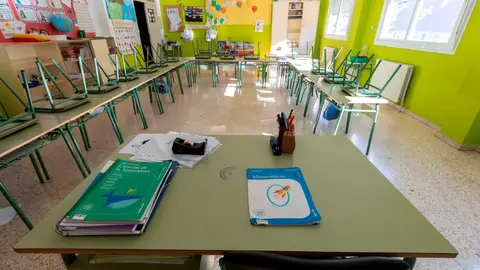 Un aula vacía de un colegio Vuelta al colegio en Madrid: miles de familias pendientes del plan que presenta hoy la Comunidad